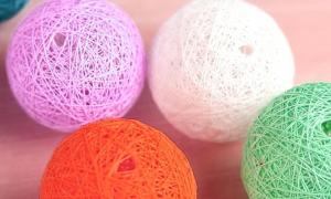 DIY Christmas balls made of thread DIY New Year's crafts made from yarn