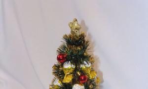 Výroba „sladkého“ vianočného stromčeka zo sladkostí a pozlátka