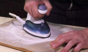 How to clean the iron from carbon deposits depending on the material of the sole