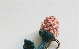 Crochet brooch: patterns and descriptions of knitting