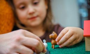 Rotaļu terapija pirmsskolas un skolas vecuma bērniem