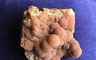 Prehniit: unustuse kivi Prehniitkivi maagiliste omaduste märk